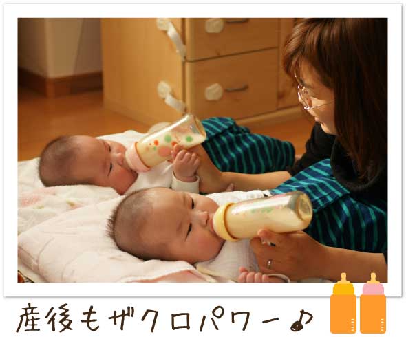 かわいい双子が、優しいママからミルクを飲ませてのらっている
