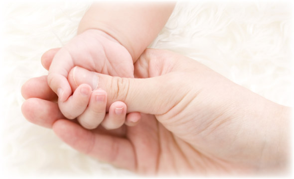 赤ちゃんとお母さんの手