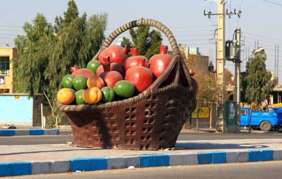 イランの大きなザクロオブジェ