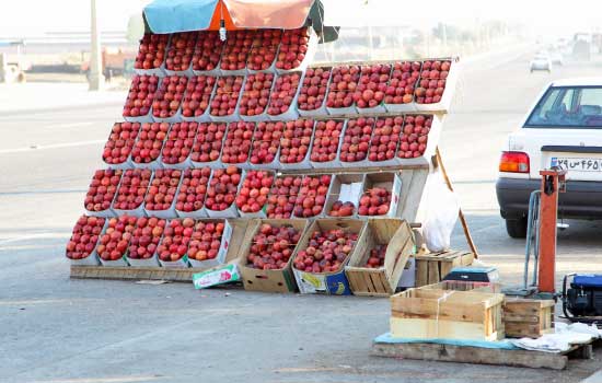 ザクロの路上販売の様子