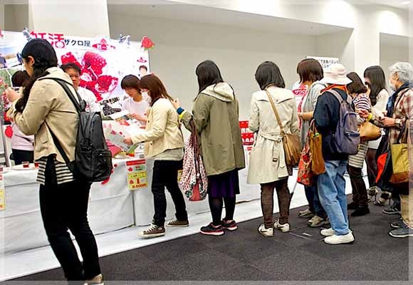 ザクロ屋ブースに並ぶお客様