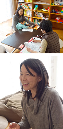笑顔でインタビューを受ける様子