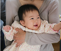 かわいい赤ちゃんと優しいお父さんの写真